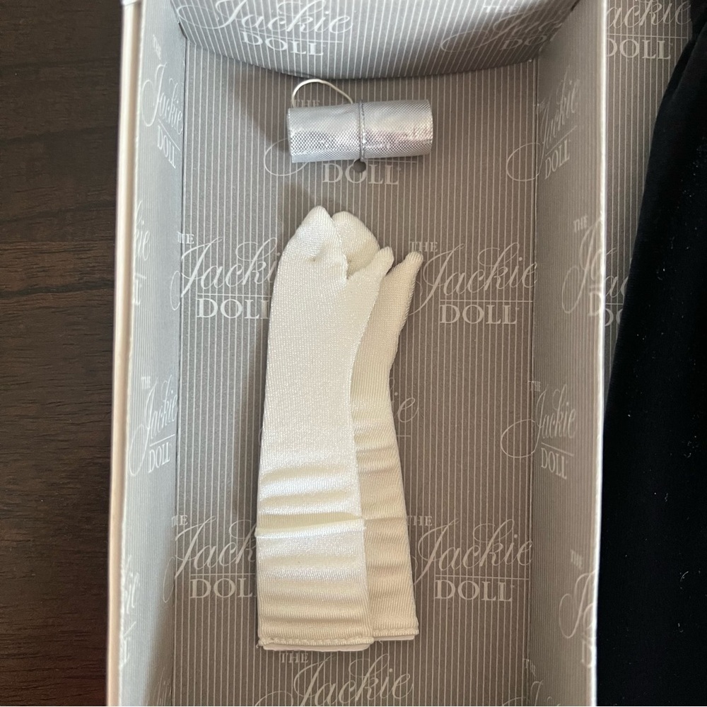 New in box outfit for The Jackie Kennedy Onassis Doll with paperwork - Picture 2 of 12